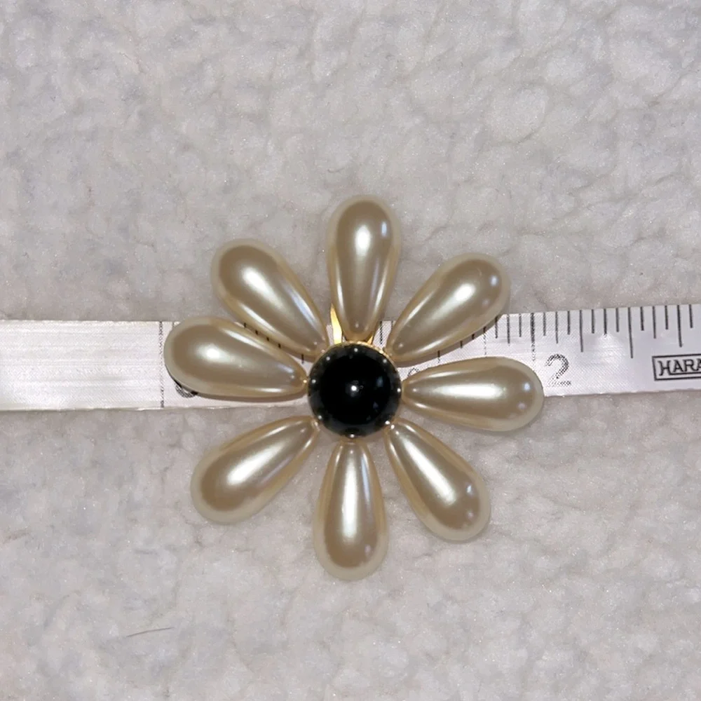 Elegant Pearl Flower Clip Earrings - Picture 4 of 4